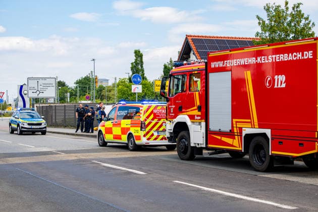 Kollision zwischen zwei Radfahrern - 80-jährige tödlich verletzt Am 17.06.2026 kam es gegen 13:50 Uhr in Kelsterbach auf dem gemeinsamen Geh- und Radweg an der Rüsselsheimer Straße im Bereich des Staudenrings zu einer Kollision zwischen zwei Radfahrenden. Eine 80-jährige Frau und ein 58-jähriger Mann stießen aus bislang ungeklärter Ursache zusammen, woraufhin die Frau stürzte und so schwere Verletzungen erlitt, dass sie noch an der Unfallstelle verstarb. Der 58-Jährige wurde leicht verletzt. Auf Antrag der Staatsanwaltschaft Darmstadt wurde ein Sachverständiger hinzugezogen; ein Polizeihubschrauber fertigte Luftaufnahmen der Unfallstelle an. Kelsterbach Hessen Deutschland *** Collision Between Two Cyclists; 80-Year-Old Fatally I