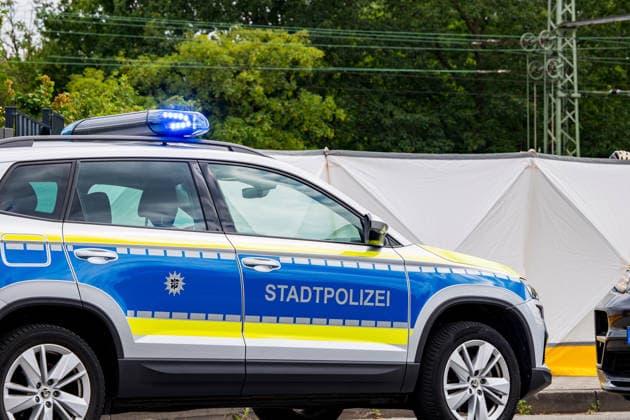 Kollision zwischen zwei Radfahrern - 80-jährige tödlich verletzt Am 17.06.2026 kam es gegen 13:50 Uhr in Kelsterbach auf dem gemeinsamen Geh- und Radweg an der Rüsselsheimer Straße im Bereich des Staudenrings zu einer Kollision zwischen zwei Radfahrenden. Eine 80-jährige Frau und ein 58-jähriger Mann stießen aus bislang ungeklärter Ursache zusammen, woraufhin die Frau stürzte und so schwere Verletzungen erlitt, dass sie noch an der Unfallstelle verstarb. Der 58-Jährige wurde leicht verletzt. Auf Antrag der Staatsanwaltschaft Darmstadt wurde ein Sachverständiger hinzugezogen; ein Polizeihubschrauber fertigte Luftaufnahmen der Unfallstelle an. Kelsterbach Hessen Deutschland *** Collision Between Two Cyclists; 80-Year-Old Fatally I