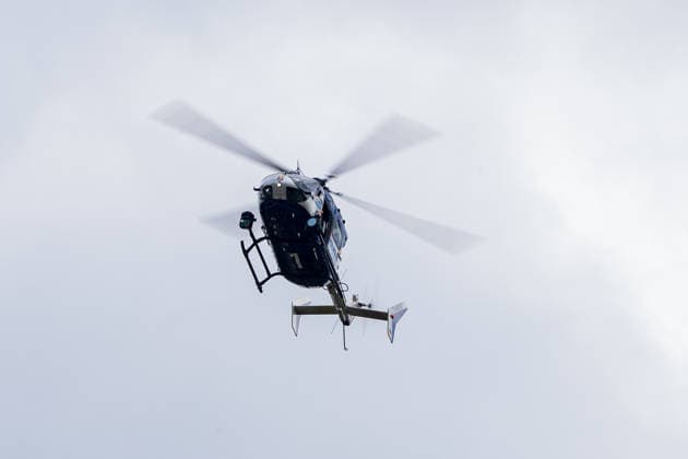 Kollision zwischen zwei Radfahrern - 80-jährige tödlich verletzt Am 17.06.2026 kam es gegen 13:50 Uhr in Kelsterbach auf dem gemeinsamen Geh- und Radweg an der Rüsselsheimer Straße im Bereich des Staudenrings zu einer Kollision zwischen zwei Radfahrenden. Eine 80-jährige Frau und ein 58-jähriger Mann stießen aus bislang ungeklärter Ursache zusammen, woraufhin die Frau stürzte und so schwere Verletzungen erlitt, dass sie noch an der Unfallstelle verstarb. Der 58-Jährige wurde leicht verletzt. Auf Antrag der Staatsanwaltschaft Darmstadt wurde ein Sachverständiger hinzugezogen; ein Polizeihubschrauber fertigte Luftaufnahmen der Unfallstelle an. Kelsterbach Hessen Deutschland *** Collision Between Two Cyclists; 80-Year-Old Fatally I