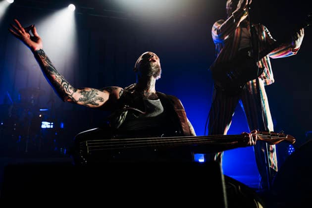 Konzert von Alexisonfire in Berlin Am 17.06.2026 spielte die kanadische Post-Hardcore-Band Alexisonfire ein Konzert im Berliner Huxleys Neue Welt. Im Bild Bassist Chris Steele., Berlin Berlin Deutschland Neukölln *** Alexisonfire Concert in Berlin On June 17, 2026, the Canadian post-hardcore band Alexisonfire played a concert at Huxleys Neue Welt in Berlin. Pictured