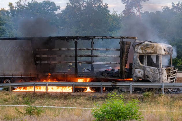 LKW-Sattelzug auf der A60 in Vollbrand Am 17.06.2026 brannte auf der A60 bei Rüsselsheim-Mitte ein LKW-Sattelzug im Bereich des Fahrerhauses in Vollbrand, das Feuer griff auf den Auflieger über. Die Feuerwehr Rüsselsheim war gegen 20:37 Uhr alarmiert worden. Der Fahrer rettete sich selbstständig aus dem Fahrerhaus. Die Feuerwehr löschte mit Schaum und setzte mehrere Tanklöschfahrzeuge zur Wasserversorgung ein. Die A60 Fahrtrichtung Mainz war aufgrund der Lösch- und Bergungsmaßnahmen gesperrt; die Brandursache blieb zunächst ungeklärt. Rüsselsheim am Main A60 Hessen Deutschland *** Truck-Trailer Combination Fully Ablaze on the A60 On June 17, 2026, a truck-trailer combination caught fire in the cab area on the A60 near Rüsselsheim