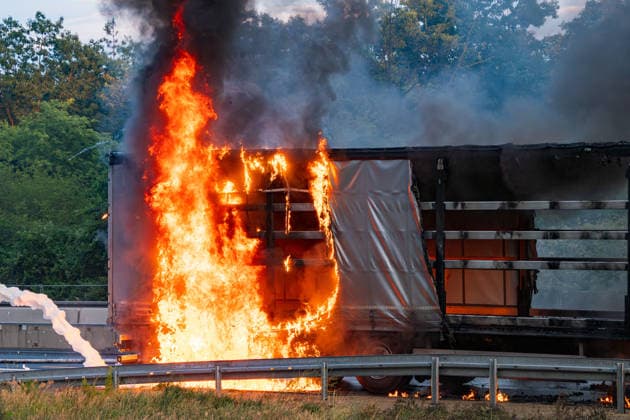 LKW-Sattelzug auf der A60 in Vollbrand Am 17.06.2026 brannte auf der A60 bei Rüsselsheim-Mitte ein LKW-Sattelzug im Bereich des Fahrerhauses in Vollbrand, das Feuer griff auf den Auflieger über. Die Feuerwehr Rüsselsheim war gegen 20:37 Uhr alarmiert worden. Der Fahrer rettete sich selbstständig aus dem Fahrerhaus. Die Feuerwehr löschte mit Schaum und setzte mehrere Tanklöschfahrzeuge zur Wasserversorgung ein. Die A60 Fahrtrichtung Mainz war aufgrund der Lösch- und Bergungsmaßnahmen gesperrt; die Brandursache blieb zunächst ungeklärt. Rüsselsheim am Main A60 Hessen Deutschland *** Truck-Trailer Combination Fully Ablaze on the A60 On June 17, 2026, a truck-trailer combination caught fire in the cab area on the A60 near Rüsselsheim