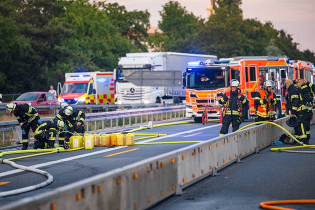 LKW-Sattelzug auf der A60 in Vollbrand Am 17.06.2026 brannte auf der A60 bei Rüsselsheim-Mitte ein LKW-Sattelzug im Bereich des Fahrerhauses in Vollbrand, das Feuer griff auf den Auflieger über. Die Feuerwehr Rüsselsheim war gegen 20:37 Uhr alarmiert worden. Der Fahrer rettete sich selbstständig aus dem Fahrerhaus. Die Feuerwehr löschte mit Schaum und setzte mehrere Tanklöschfahrzeuge zur Wasserversorgung ein. Die A60 Fahrtrichtung Mainz war aufgrund der Lösch- und Bergungsmaßnahmen gesperrt; die Brandursache blieb zunächst ungeklärt. Rüsselsheim am Main A60 Hessen Deutschland *** Truck-Trailer Combination Fully Ablaze on the A60 On June 17, 2026, a truck-trailer combination caught fire in the cab area on the A60 near Rüsselsheim
