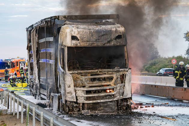 LKW-Sattelzug auf der A60 in Vollbrand Am 17.06.2026 brannte auf der A60 bei Rüsselsheim-Mitte ein LKW-Sattelzug im Bereich des Fahrerhauses in Vollbrand, das Feuer griff auf den Auflieger über. Die Feuerwehr Rüsselsheim war gegen 20:37 Uhr alarmiert worden. Der Fahrer rettete sich selbstständig aus dem Fahrerhaus. Die Feuerwehr löschte mit Schaum und setzte mehrere Tanklöschfahrzeuge zur Wasserversorgung ein. Die A60 Fahrtrichtung Mainz war aufgrund der Lösch- und Bergungsmaßnahmen gesperrt; die Brandursache blieb zunächst ungeklärt. Rüsselsheim am Main A60 Hessen Deutschland *** Truck-Trailer Combination Fully Ablaze on the A60 On June 17, 2026, a truck-trailer combination caught fire in the cab area on the A60 near Rüsselsheim