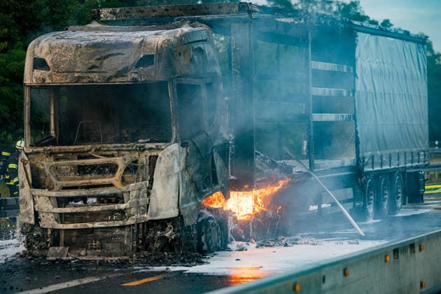 LKW-Sattelzug auf der A60 in Vollbrand Am 17.06.2026 brannte auf der A60 bei Rüsselsheim-Mitte ein LKW-Sattelzug im Bereich des Fahrerhauses in Vollbrand, das Feuer griff auf den Auflieger über. Die Feuerwehr Rüsselsheim war gegen 20:37 Uhr alarmiert worden. Der Fahrer rettete sich selbstständig aus dem Fahrerhaus. Die Feuerwehr löschte mit Schaum und setzte mehrere Tanklöschfahrzeuge zur Wasserversorgung ein. Die A60 Fahrtrichtung Mainz war aufgrund der Lösch- und Bergungsmaßnahmen gesperrt; die Brandursache blieb zunächst ungeklärt. Rüsselsheim am Main A60 Hessen Deutschland *** Truck-Trailer Combination Fully Ablaze on the A60 On June 17, 2026, a truck-trailer combination caught fire in the cab area on the A60 near Rüsselsheim