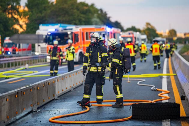LKW-Sattelzug auf der A60 in Vollbrand Am 17.06.2026 brannte auf der A60 bei Rüsselsheim-Mitte ein LKW-Sattelzug im Bereich des Fahrerhauses in Vollbrand, das Feuer griff auf den Auflieger über. Die Feuerwehr Rüsselsheim war gegen 20:37 Uhr alarmiert worden. Der Fahrer rettete sich selbstständig aus dem Fahrerhaus. Die Feuerwehr löschte mit Schaum und setzte mehrere Tanklöschfahrzeuge zur Wasserversorgung ein. Die A60 Fahrtrichtung Mainz war aufgrund der Lösch- und Bergungsmaßnahmen gesperrt; die Brandursache blieb zunächst ungeklärt. Rüsselsheim am Main A60 Hessen Deutschland *** Truck-Trailer Combination Fully Ablaze on the A60 On June 17, 2026, a truck-trailer combination caught fire in the cab area on the A60 near Rüsselsheim