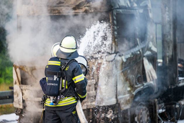 LKW-Sattelzug auf der A60 in Vollbrand Am 17.06.2026 brannte auf der A60 bei Rüsselsheim-Mitte ein LKW-Sattelzug im Bereich des Fahrerhauses in Vollbrand, das Feuer griff auf den Auflieger über. Die Feuerwehr Rüsselsheim war gegen 20:37 Uhr alarmiert worden. Der Fahrer rettete sich selbstständig aus dem Fahrerhaus. Die Feuerwehr löschte mit Schaum und setzte mehrere Tanklöschfahrzeuge zur Wasserversorgung ein. Die A60 Fahrtrichtung Mainz war aufgrund der Lösch- und Bergungsmaßnahmen gesperrt; die Brandursache blieb zunächst ungeklärt. Rüsselsheim am Main A60 Hessen Deutschland *** Truck-Trailer Combination Fully Ablaze on the A60 On June 17, 2026, a truck-trailer combination caught fire in the cab area on the A60 near Rüsselsheim