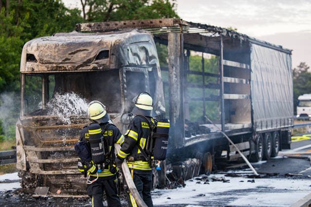 LKW-Sattelzug auf der A60 in Vollbrand Am 17.06.2026 brannte auf der A60 bei Rüsselsheim-Mitte ein LKW-Sattelzug im Bereich des Fahrerhauses in Vollbrand, das Feuer griff auf den Auflieger über. Die Feuerwehr Rüsselsheim war gegen 20:37 Uhr alarmiert worden. Der Fahrer rettete sich selbstständig aus dem Fahrerhaus. Die Feuerwehr löschte mit Schaum und setzte mehrere Tanklöschfahrzeuge zur Wasserversorgung ein. Die A60 Fahrtrichtung Mainz war aufgrund der Lösch- und Bergungsmaßnahmen gesperrt; die Brandursache blieb zunächst ungeklärt. Rüsselsheim am Main A60 Hessen Deutschland *** Truck-Trailer Combination Fully Ablaze on the A60 On June 17, 2026, a truck-trailer combination caught fire in the cab area on the A60 near Rüsselsheim
