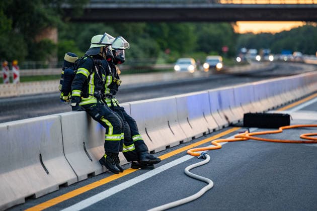 LKW-Sattelzug auf der A60 in Vollbrand Am 17.06.2026 brannte auf der A60 bei Rüsselsheim-Mitte ein LKW-Sattelzug im Bereich des Fahrerhauses in Vollbrand, das Feuer griff auf den Auflieger über. Die Feuerwehr Rüsselsheim war gegen 20:37 Uhr alarmiert worden. Der Fahrer rettete sich selbstständig aus dem Fahrerhaus. Die Feuerwehr löschte mit Schaum und setzte mehrere Tanklöschfahrzeuge zur Wasserversorgung ein. Die A60 Fahrtrichtung Mainz war aufgrund der Lösch- und Bergungsmaßnahmen gesperrt; die Brandursache blieb zunächst ungeklärt. Rüsselsheim am Main A60 Hessen Deutschland *** Truck-Trailer Combination Fully Ablaze on the A60 On June 17, 2026, a truck-trailer combination caught fire in the cab area on the A60 near Rüsselsheim