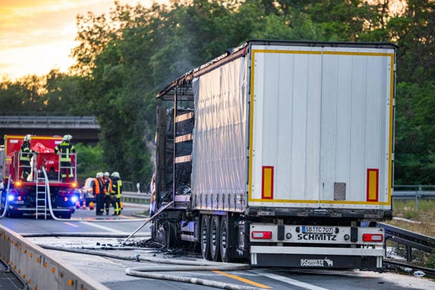 LKW-Sattelzug auf der A60 in Vollbrand Am 17.06.2026 brannte auf der A60 bei Rüsselsheim-Mitte ein LKW-Sattelzug im Bereich des Fahrerhauses in Vollbrand, das Feuer griff auf den Auflieger über. Die Feuerwehr Rüsselsheim war gegen 20:37 Uhr alarmiert worden. Der Fahrer rettete sich selbstständig aus dem Fahrerhaus. Die Feuerwehr löschte mit Schaum und setzte mehrere Tanklöschfahrzeuge zur Wasserversorgung ein. Die A60 Fahrtrichtung Mainz war aufgrund der Lösch- und Bergungsmaßnahmen gesperrt; die Brandursache blieb zunächst ungeklärt. Rüsselsheim am Main A60 Hessen Deutschland *** Truck-Trailer Combination Fully Ablaze on the A60 On June 17, 2026, a truck-trailer combination caught fire in the cab area on the A60 near Rüsselsheim
