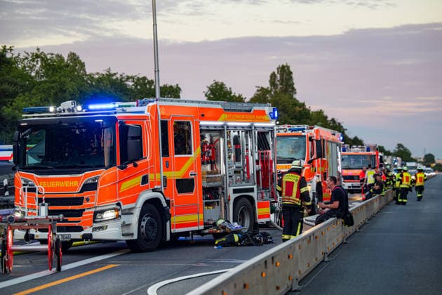 LKW-Sattelzug auf der A60 in Vollbrand Am 17.06.2026 brannte auf der A60 bei Rüsselsheim-Mitte ein LKW-Sattelzug im Bereich des Fahrerhauses in Vollbrand, das Feuer griff auf den Auflieger über. Die Feuerwehr Rüsselsheim war gegen 20:37 Uhr alarmiert worden. Der Fahrer rettete sich selbstständig aus dem Fahrerhaus. Die Feuerwehr löschte mit Schaum und setzte mehrere Tanklöschfahrzeuge zur Wasserversorgung ein. Die A60 Fahrtrichtung Mainz war aufgrund der Lösch- und Bergungsmaßnahmen gesperrt; die Brandursache blieb zunächst ungeklärt. Rüsselsheim am Main A60 Hessen Deutschland *** Truck-Trailer Combination Fully Ablaze on the A60 On June 17, 2026, a truck-trailer combination caught fire in the cab area on the A60 near Rüsselsheim