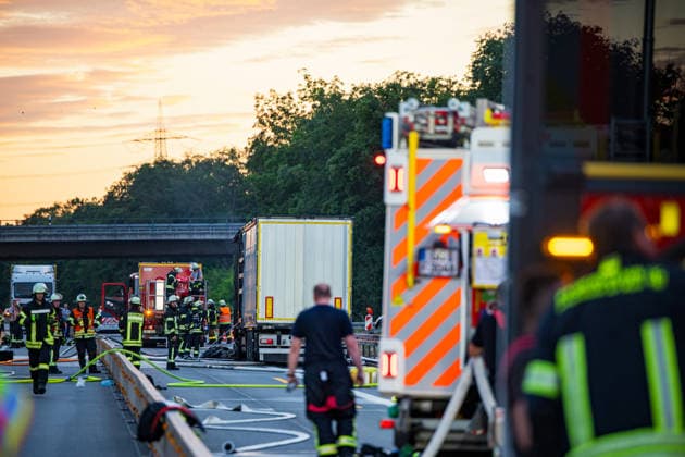 LKW-Sattelzug auf der A60 in Vollbrand Am 17.06.2026 brannte auf der A60 bei Rüsselsheim-Mitte ein LKW-Sattelzug im Bereich des Fahrerhauses in Vollbrand, das Feuer griff auf den Auflieger über. Die Feuerwehr Rüsselsheim war gegen 20:37 Uhr alarmiert worden. Der Fahrer rettete sich selbstständig aus dem Fahrerhaus. Die Feuerwehr löschte mit Schaum und setzte mehrere Tanklöschfahrzeuge zur Wasserversorgung ein. Die A60 Fahrtrichtung Mainz war aufgrund der Lösch- und Bergungsmaßnahmen gesperrt; die Brandursache blieb zunächst ungeklärt. Rüsselsheim am Main A60 Hessen Deutschland *** Truck-Trailer Combination Fully Ablaze on the A60 On June 17, 2026, a truck-trailer combination caught fire in the cab area on the A60 near Rüsselsheim