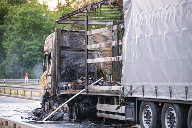 LKW-Sattelzug auf der A60 in Vollbrand Am 17.06.2026 brannte auf der A60 bei Rüsselsheim-Mitte ein LKW-Sattelzug im Bereich des Fahrerhauses in Vollbrand, das Feuer griff auf den Auflieger über. Die Feuerwehr Rüsselsheim war gegen 20:37 Uhr alarmiert worden. Der Fahrer rettete sich selbstständig aus dem Fahrerhaus. Die Feuerwehr löschte mit Schaum und setzte mehrere Tanklöschfahrzeuge zur Wasserversorgung ein. Die A60 Fahrtrichtung Mainz war aufgrund der Lösch- und Bergungsmaßnahmen gesperrt; die Brandursache blieb zunächst ungeklärt. Rüsselsheim am Main A60 Hessen Deutschland *** Truck-Trailer Combination Fully Ablaze on the A60 On June 17, 2026, a truck-trailer combination caught fire in the cab area on the A60 near Rüsselsheim