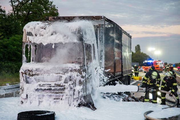 LKW-Sattelzug auf der A60 in Vollbrand Am 17.06.2026 brannte auf der A60 bei Rüsselsheim-Mitte ein LKW-Sattelzug im Bereich des Fahrerhauses in Vollbrand, das Feuer griff auf den Auflieger über. Die Feuerwehr Rüsselsheim war gegen 20:37 Uhr alarmiert worden. Der Fahrer rettete sich selbstständig aus dem Fahrerhaus. Die Feuerwehr löschte mit Schaum und setzte mehrere Tanklöschfahrzeuge zur Wasserversorgung ein. Die A60 Fahrtrichtung Mainz war aufgrund der Lösch- und Bergungsmaßnahmen gesperrt; die Brandursache blieb zunächst ungeklärt. Rüsselsheim am Main A60 Hessen Deutschland *** Truck-Trailer Combination Fully Ablaze on the A60 On June 17, 2026, a truck-trailer combination caught fire in the cab area on the A60 near Rüsselsheim