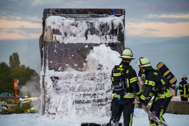 LKW-Sattelzug auf der A60 in Vollbrand Am 17.06.2026 brannte auf der A60 bei Rüsselsheim-Mitte ein LKW-Sattelzug im Bereich des Fahrerhauses in Vollbrand, das Feuer griff auf den Auflieger über. Die Feuerwehr Rüsselsheim war gegen 20:37 Uhr alarmiert worden. Der Fahrer rettete sich selbstständig aus dem Fahrerhaus. Die Feuerwehr löschte mit Schaum und setzte mehrere Tanklöschfahrzeuge zur Wasserversorgung ein. Die A60 Fahrtrichtung Mainz war aufgrund der Lösch- und Bergungsmaßnahmen gesperrt; die Brandursache blieb zunächst ungeklärt. Rüsselsheim am Main A60 Hessen Deutschland *** Truck-Trailer Combination Fully Ablaze on the A60 On June 17, 2026, a truck-trailer combination caught fire in the cab area on the A60 near Rüsselsheim