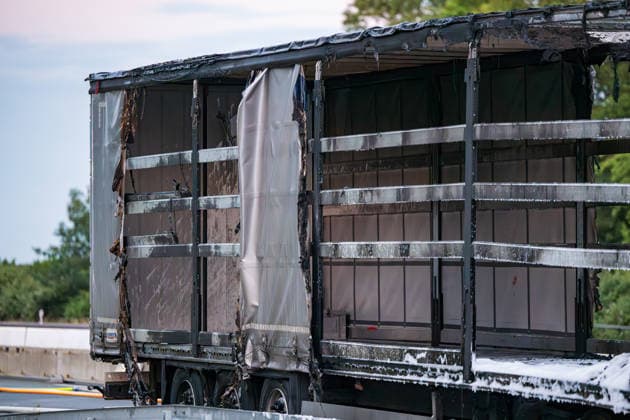 LKW-Sattelzug auf der A60 in Vollbrand Am 17.06.2026 brannte auf der A60 bei Rüsselsheim-Mitte ein LKW-Sattelzug im Bereich des Fahrerhauses in Vollbrand, das Feuer griff auf den Auflieger über. Die Feuerwehr Rüsselsheim war gegen 20:37 Uhr alarmiert worden. Der Fahrer rettete sich selbstständig aus dem Fahrerhaus. Die Feuerwehr löschte mit Schaum und setzte mehrere Tanklöschfahrzeuge zur Wasserversorgung ein. Die A60 Fahrtrichtung Mainz war aufgrund der Lösch- und Bergungsmaßnahmen gesperrt; die Brandursache blieb zunächst ungeklärt. Rüsselsheim am Main A60 Hessen Deutschland *** Truck-Trailer Combination Fully Ablaze on the A60 On June 17, 2026, a truck-trailer combination caught fire in the cab area on the A60 near Rüsselsheim