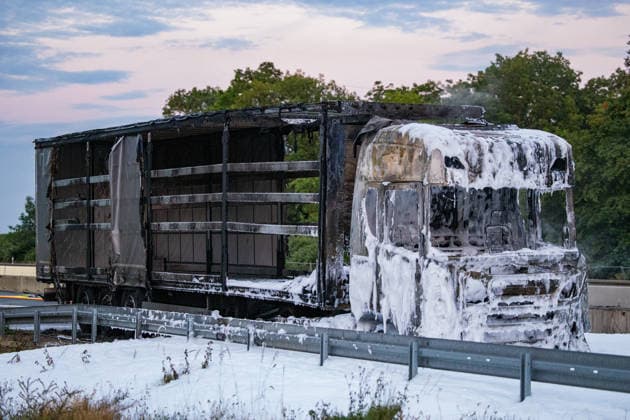 LKW-Sattelzug auf der A60 in Vollbrand Am 17.06.2026 brannte auf der A60 bei Rüsselsheim-Mitte ein LKW-Sattelzug im Bereich des Fahrerhauses in Vollbrand, das Feuer griff auf den Auflieger über. Die Feuerwehr Rüsselsheim war gegen 20:37 Uhr alarmiert worden. Der Fahrer rettete sich selbstständig aus dem Fahrerhaus. Die Feuerwehr löschte mit Schaum und setzte mehrere Tanklöschfahrzeuge zur Wasserversorgung ein. Die A60 Fahrtrichtung Mainz war aufgrund der Lösch- und Bergungsmaßnahmen gesperrt; die Brandursache blieb zunächst ungeklärt. Rüsselsheim am Main A60 Hessen Deutschland *** Truck-Trailer Combination Fully Ablaze on the A60 On June 17, 2026, a truck-trailer combination caught fire in the cab area on the A60 near Rüsselsheim