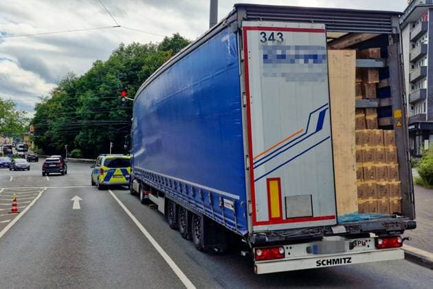 Verkehrschaos in Solingen - LKW drohte umzustürzen - 20 Tonnen Powerbanks auf Ladefläche verrutscht - 9000 km auf eigener Achse zurückgelegt Ein stundenlanges Verkehrschaos rund um die Kreuzung Schlagbaum verursachte am Mittwochnachmittag ein 38 jähriger LKW-Fahrer. Ein Zeuge meldete bereits auf der A1 einen LKW, dessen Auflieger sich erheblich zur Seite geneigt hatte und dessen Ladung bereits die Plane nach außen drückte. Die Autobahnpolizei rückte an, konnte jedoch aufgrund der weiten Anfahrt einige Zeit nicht zum Lastwagen aufschließen. Der LKW-Fahrer fuhr von der A1 auf die A46 und im weiteren Verlauf auf die L74 in Richtung Solingen. Auf der Kuller Straße konnten Polizeikräfte das Fahrzeug dann an der Kreuzung Schlagbaumer S