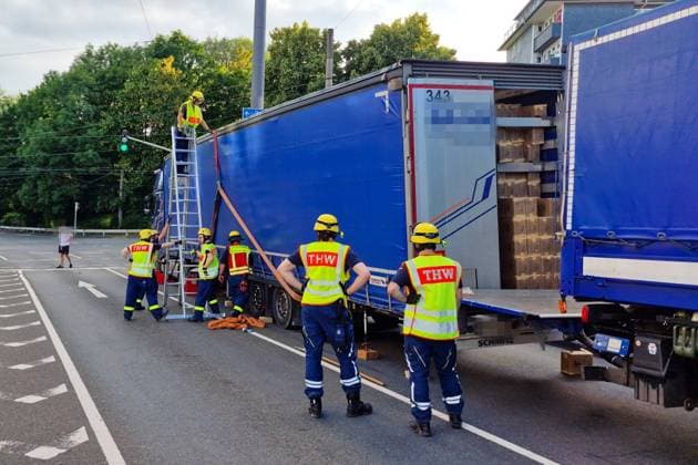 Verkehrschaos in Solingen - LKW drohte umzustürzen - 20 Tonnen Powerbanks auf Ladefläche verrutscht - 9000 km auf eigener Achse zurückgelegt Ein stundenlanges Verkehrschaos rund um die Kreuzung Schlagbaum verursachte am Mittwochnachmittag ein 38 jähriger LKW-Fahrer. Ein Zeuge meldete bereits auf der A1 einen LKW, dessen Auflieger sich erheblich zur Seite geneigt hatte und dessen Ladung bereits die Plane nach außen drückte. Die Autobahnpolizei rückte an, konnte jedoch aufgrund der weiten Anfahrt einige Zeit nicht zum Lastwagen aufschließen. Der LKW-Fahrer fuhr von der A1 auf die A46 und im weiteren Verlauf auf die L74 in Richtung Solingen. Auf der Kuller Straße konnten Polizeikräfte das Fahrzeug dann an der Kreuzung Schlagbaumer S
