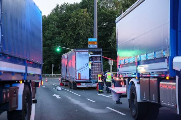Verkehrschaos in Solingen - LKW drohte umzustürzen - 20 Tonnen Powerbanks auf Ladefläche verrutscht - 9000 km auf eigener Achse zurückgelegt Ein stundenlanges Verkehrschaos rund um die Kreuzung Schlagbaum verursachte am Mittwochnachmittag ein 38 jähriger LKW-Fahrer. Ein Zeuge meldete bereits auf der A1 einen LKW, dessen Auflieger sich erheblich zur Seite geneigt hatte und dessen Ladung bereits die Plane nach außen drückte. Die Autobahnpolizei rückte an, konnte jedoch aufgrund der weiten Anfahrt einige Zeit nicht zum Lastwagen aufschließen. Der LKW-Fahrer fuhr von der A1 auf die A46 und im weiteren Verlauf auf die L74 in Richtung Solingen. Auf der Kuller Straße konnten Polizeikräfte das Fahrzeug dann an der Kreuzung Schlagbaumer S