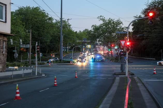 Verkehrschaos in Solingen - LKW drohte umzustürzen - 20 Tonnen Powerbanks auf Ladefläche verrutscht - 9000 km auf eigener Achse zurückgelegt Ein stundenlanges Verkehrschaos rund um die Kreuzung Schlagbaum verursachte am Mittwochnachmittag ein 38 jähriger LKW-Fahrer. Ein Zeuge meldete bereits auf der A1 einen LKW, dessen Auflieger sich erheblich zur Seite geneigt hatte und dessen Ladung bereits die Plane nach außen drückte. Die Autobahnpolizei rückte an, konnte jedoch aufgrund der weiten Anfahrt einige Zeit nicht zum Lastwagen aufschließen. Der LKW-Fahrer fuhr von der A1 auf die A46 und im weiteren Verlauf auf die L74 in Richtung Solingen. Auf der Kuller Straße konnten Polizeikräfte das Fahrzeug dann an der Kreuzung Schlagbaumer S