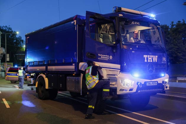 Verkehrschaos in Solingen - LKW drohte umzustürzen - 20 Tonnen Powerbanks auf Ladefläche verrutscht - 9000 km auf eigener Achse zurückgelegt Ein stundenlanges Verkehrschaos rund um die Kreuzung Schlagbaum verursachte am Mittwochnachmittag ein 38 jähriger LKW-Fahrer. Ein Zeuge meldete bereits auf der A1 einen LKW, dessen Auflieger sich erheblich zur Seite geneigt hatte und dessen Ladung bereits die Plane nach außen drückte. Die Autobahnpolizei rückte an, konnte jedoch aufgrund der weiten Anfahrt einige Zeit nicht zum Lastwagen aufschließen. Der LKW-Fahrer fuhr von der A1 auf die A46 und im weiteren Verlauf auf die L74 in Richtung Solingen. Auf der Kuller Straße konnten Polizeikräfte das Fahrzeug dann an der Kreuzung Schlagbaumer S