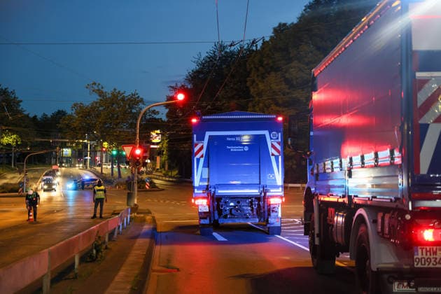 Verkehrschaos in Solingen - LKW drohte umzustürzen - 20 Tonnen Powerbanks auf Ladefläche verrutscht - 9000 km auf eigener Achse zurückgelegt Ein stundenlanges Verkehrschaos rund um die Kreuzung Schlagbaum verursachte am Mittwochnachmittag ein 38 jähriger LKW-Fahrer. Ein Zeuge meldete bereits auf der A1 einen LKW, dessen Auflieger sich erheblich zur Seite geneigt hatte und dessen Ladung bereits die Plane nach außen drückte. Die Autobahnpolizei rückte an, konnte jedoch aufgrund der weiten Anfahrt einige Zeit nicht zum Lastwagen aufschließen. Der LKW-Fahrer fuhr von der A1 auf die A46 und im weiteren Verlauf auf die L74 in Richtung Solingen. Auf der Kuller Straße konnten Polizeikräfte das Fahrzeug dann an der Kreuzung Schlagbaumer S