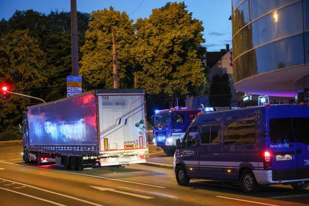 Verkehrschaos in Solingen - LKW drohte umzustürzen - 20 Tonnen Powerbanks auf Ladefläche verrutscht - 9000 km auf eigener Achse zurückgelegt Ein stundenlanges Verkehrschaos rund um die Kreuzung Schlagbaum verursachte am Mittwochnachmittag ein 38 jähriger LKW-Fahrer. Ein Zeuge meldete bereits auf der A1 einen LKW, dessen Auflieger sich erheblich zur Seite geneigt hatte und dessen Ladung bereits die Plane nach außen drückte. Die Autobahnpolizei rückte an, konnte jedoch aufgrund der weiten Anfahrt einige Zeit nicht zum Lastwagen aufschließen. Der LKW-Fahrer fuhr von der A1 auf die A46 und im weiteren Verlauf auf die L74 in Richtung Solingen. Auf der Kuller Straße konnten Polizeikräfte das Fahrzeug dann an der Kreuzung Schlagbaumer S