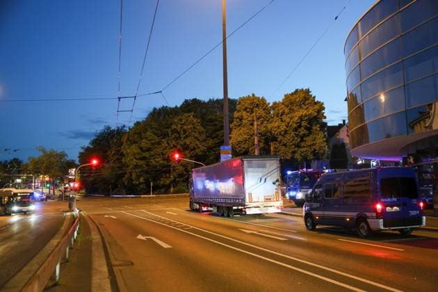 Verkehrschaos in Solingen - LKW drohte umzustürzen - 20 Tonnen Powerbanks auf Ladefläche verrutscht - 9000 km auf eigener Achse zurückgelegt Ein stundenlanges Verkehrschaos rund um die Kreuzung Schlagbaum verursachte am Mittwochnachmittag ein 38 jähriger LKW-Fahrer. Ein Zeuge meldete bereits auf der A1 einen LKW, dessen Auflieger sich erheblich zur Seite geneigt hatte und dessen Ladung bereits die Plane nach außen drückte. Die Autobahnpolizei rückte an, konnte jedoch aufgrund der weiten Anfahrt einige Zeit nicht zum Lastwagen aufschließen. Der LKW-Fahrer fuhr von der A1 auf die A46 und im weiteren Verlauf auf die L74 in Richtung Solingen. Auf der Kuller Straße konnten Polizeikräfte das Fahrzeug dann an der Kreuzung Schlagbaumer S