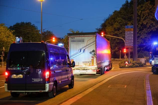 Verkehrschaos in Solingen - LKW drohte umzustürzen - 20 Tonnen Powerbanks auf Ladefläche verrutscht - 9000 km auf eigener Achse zurückgelegt Ein stundenlanges Verkehrschaos rund um die Kreuzung Schlagbaum verursachte am Mittwochnachmittag ein 38 jähriger LKW-Fahrer. Ein Zeuge meldete bereits auf der A1 einen LKW, dessen Auflieger sich erheblich zur Seite geneigt hatte und dessen Ladung bereits die Plane nach außen drückte. Die Autobahnpolizei rückte an, konnte jedoch aufgrund der weiten Anfahrt einige Zeit nicht zum Lastwagen aufschließen. Der LKW-Fahrer fuhr von der A1 auf die A46 und im weiteren Verlauf auf die L74 in Richtung Solingen. Auf der Kuller Straße konnten Polizeikräfte das Fahrzeug dann an der Kreuzung Schlagbaumer S