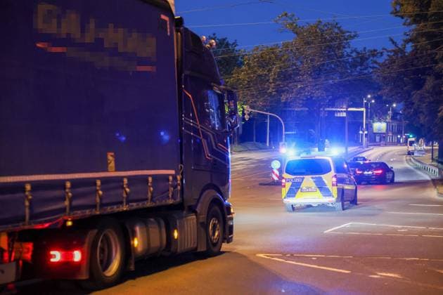 Verkehrschaos in Solingen - LKW drohte umzustürzen - 20 Tonnen Powerbanks auf Ladefläche verrutscht - 9000 km auf eigener Achse zurückgelegt Ein stundenlanges Verkehrschaos rund um die Kreuzung Schlagbaum verursachte am Mittwochnachmittag ein 38 jähriger LKW-Fahrer. Ein Zeuge meldete bereits auf der A1 einen LKW, dessen Auflieger sich erheblich zur Seite geneigt hatte und dessen Ladung bereits die Plane nach außen drückte. Die Autobahnpolizei rückte an, konnte jedoch aufgrund der weiten Anfahrt einige Zeit nicht zum Lastwagen aufschließen. Der LKW-Fahrer fuhr von der A1 auf die A46 und im weiteren Verlauf auf die L74 in Richtung Solingen. Auf der Kuller Straße konnten Polizeikräfte das Fahrzeug dann an der Kreuzung Schlagbaumer S