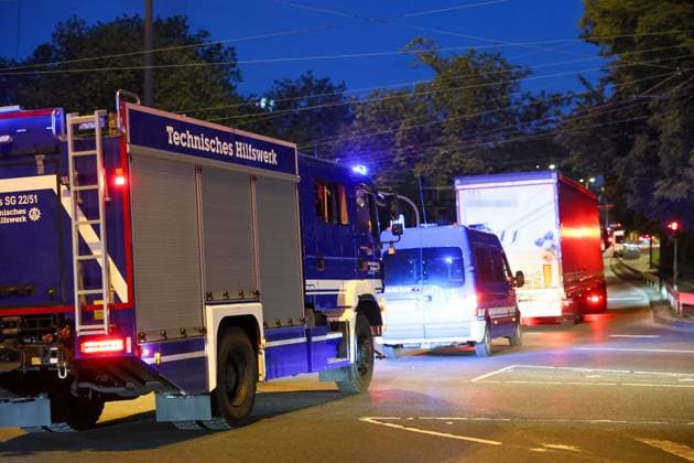 Verkehrschaos in Solingen - LKW drohte umzustürzen - 20 Tonnen Powerbanks auf Ladefläche verrutscht - 9000 km auf eigener Achse zurückgelegt Ein stundenlanges Verkehrschaos rund um die Kreuzung Schlagbaum verursachte am Mittwochnachmittag ein 38 jähriger LKW-Fahrer. Ein Zeuge meldete bereits auf der A1 einen LKW, dessen Auflieger sich erheblich zur Seite geneigt hatte und dessen Ladung bereits die Plane nach außen drückte. Die Autobahnpolizei rückte an, konnte jedoch aufgrund der weiten Anfahrt einige Zeit nicht zum Lastwagen aufschließen. Der LKW-Fahrer fuhr von der A1 auf die A46 und im weiteren Verlauf auf die L74 in Richtung Solingen. Auf der Kuller Straße konnten Polizeikräfte das Fahrzeug dann an der Kreuzung Schlagbaumer S