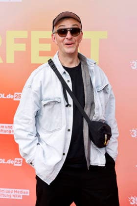 Komiker Jan Böhmermann beim Sommerfest zum 35-jährigen Bestehen der Film- und Medienstiftung NRW sowie dem 25-jährigen Jubiläum des Medienmagazins DWDL im Park Cafe im Rheinpark. Köln, 17.06.2026 NRW Deutschland *** Comedian Jan Böhmermann at the summer festival celebrating the 35th anniversary of the Film and Media Foundation NRW and the 25th anniversary of the media magazine DWDL at the Park Cafe in Cologne’s Rheinpark, June 17, 2026, NRW, Germany,detected_source_language Copyright: xChristophxHardtx