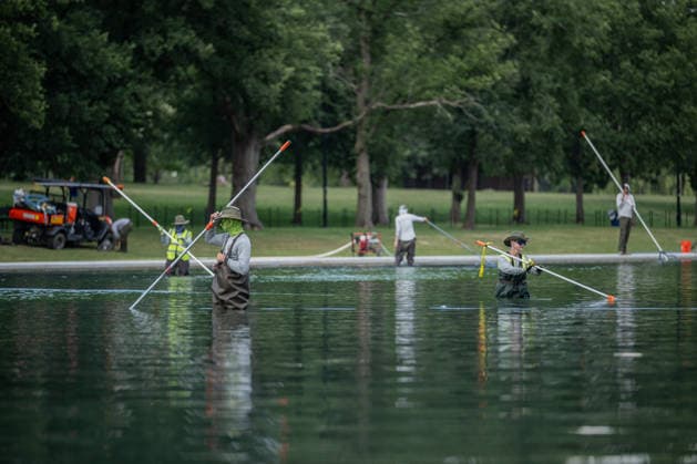 June 17, 2026, Washington, District Of Columbia, United States: Members of the National Park Service continue removing residual algae from the Lincoln Memorial Reflecting Pool on the National Mall in Washington, D.C. Officials said the algae bloom resulted from residual algae left in the system during the restart of pool operations following recent renovations, and crews have made significant progress restoring water quality. Washington United States - ZUMAk206 20260617_znp_k206_008 Copyright: xMattxKaminskyx