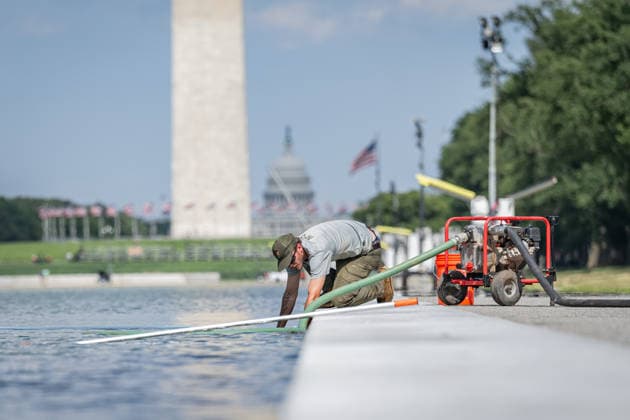 June 17, 2026, Washington, District Of Columbia, United States: Members of the National Park Service continue removing residual algae from the Lincoln Memorial Reflecting Pool on the National Mall in Washington, D.C. Officials said the algae bloom resulted from residual algae left in the system during the restart of pool operations following recent renovations, and crews have made significant progress restoring water quality. Washington United States - ZUMAk206 20260617_znp_k206_009 Copyright: xMattxKaminskyx