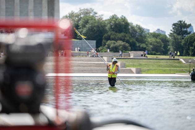 June 17, 2026, Washington, District Of Columbia, United States: Members of the National Park Service continue removing residual algae from the Lincoln Memorial Reflecting Pool on the National Mall in Washington, D.C. Officials said the algae bloom resulted from residual algae left in the system during the restart of pool operations following recent renovations, and crews have made significant progress restoring water quality. Washington United States - ZUMAk206 20260617_znp_k206_010 Copyright: xMattxKaminskyx