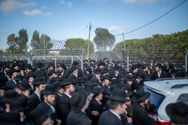 Ultra-Orthodox Jews opposing compulsory military service protest outside an Israeli prison KFAR YONA, ISRAEL - JUNE 17: Thousands of demonstrators gather outside the Beit Lid military prison, calling for the release of an Ultra-Orthodox youth who was arrested for refusing compulsory military service in Kfar Yona, Israel on June 17, 2026. Israeli forces took extensive security measures around the prison during the protest. photo by Roman Levin JNA Press (Photo by Roman Levin JNA Press via Nexpher Images) Kfar Yona
