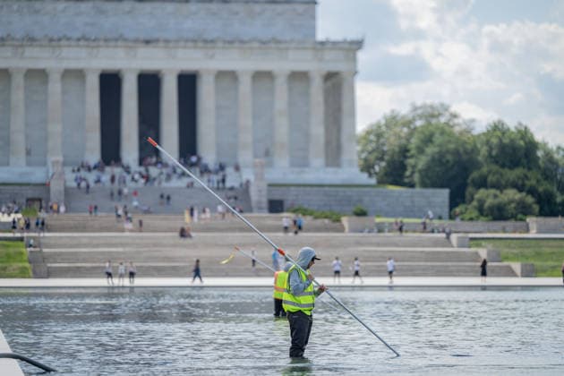 June 17, 2026, Washington, District Of Columbia, United States: Members of the National Park Service continue removing residual algae from the Lincoln Memorial Reflecting Pool on the National Mall in Washington, D.C. Officials said the algae bloom resulted from residual algae left in the system during the restart of pool operations following recent renovations, and crews have made significant progress restoring water quality. Washington United States - ZUMAk206 20260617_znp_k206_002 Copyright: xMattxKaminskyx
