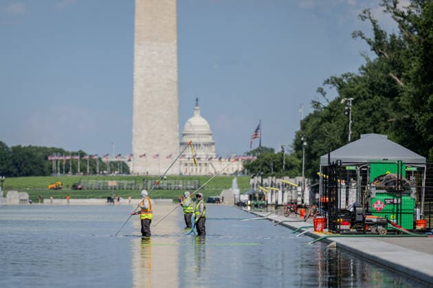 June 17, 2026, Washington, District Of Columbia, United States: Members of the National Park Service continue removing residual algae from the Lincoln Memorial Reflecting Pool on the National Mall in Washington, D.C. Officials said the algae bloom resulted from residual algae left in the system during the restart of pool operations following recent renovations, and crews have made significant progress restoring water quality. Washington United States - ZUMAk206 20260617_znp_k206_004 Copyright: xMattxKaminskyx