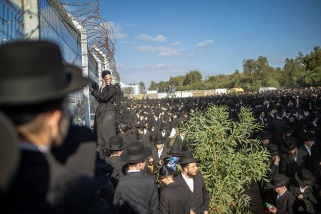 Ultra-Orthodox Jews opposing compulsory military service protest outside an Israeli prison KFAR YONA, ISRAEL - JUNE 17: Thousands of demonstrators gather outside the Beit Lid military prison, calling for the release of an Ultra-Orthodox youth who was arrested for refusing compulsory military service in Kfar Yona, Israel on June 17, 2026. Israeli forces took extensive security measures around the prison during the protest. photo by Roman Levin JNA Press (Photo by Roman Levin JNA Press via Nexpher Images) Kfar Yona