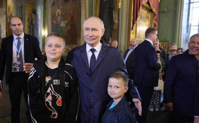 June 17, 2026, Kazan, Tatarstan, Russia: Russian President Vladimir Putin, poses with children during a visit to the Annunciation Cathedral inside the Kazan Kremlin complex, June 17, 2026 in Kazan, Tatarstan, Russia. Putin is in Tatarstan for the Russia-Association of Southeast Asian Nations Summit. Kazan Russia - ZUMAp138 20260617_zaa_p138_025 Copyright: xMikhailxMetzel RussianxPresidentx