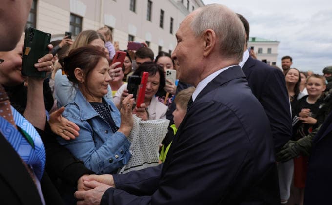 June 17, 2026, Kazan, Tatarstan, Russia: Russian President Vladimir Putin, greets supporters during a tour of the Kazan Kremlin complex, June 17, 2026 in Kazan, Tatarstan, Russia. Putin is in Tatarstan for the Russia-Association of Southeast Asian Nations Summit. Kazan Russia - ZUMAp138 20260617_zaa_p138_031 Copyright: xMikhailxMetzel RussianxPresidentx