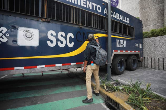 CNTE teachers rally toward Banorte Stadium in Mexico City MEXICO CITY, MEXICO - JUNE 17: A protester sprays paint on a police vehicle while CNTE teachers attempt to approach Banorte Stadium, in Mexico City, Mexico on June 17, 2026. Members of National Coordination of Education Workers (CNTE) held a rally toward Banorte Stadium hours before the Uzbekistan v Colombia match following failed talks with the Mexican government. Daniel Cardenas Anadolu Mexico City Mexico. Editorial use only. Please get in touch for any other usage.  Copyright: x2026xAnadoluxDanielxCardenasx