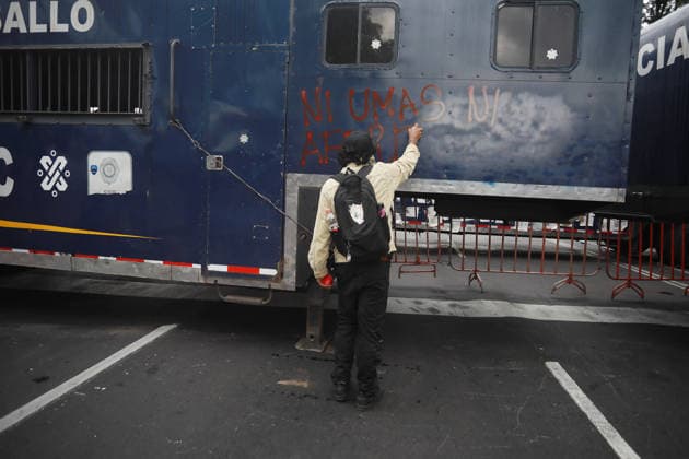 CNTE teachers rally toward Banorte Stadium in Mexico City MEXICO CITY, MEXICO - JUNE 17: A protester sprays paint on a police vehicle while CNTE teachers attempt to approach Banorte Stadium, in Mexico City, Mexico on June 17, 2026. Members of National Coordination of Education Workers (CNTE) held a rally toward Banorte Stadium hours before the Uzbekistan v Colombia match following failed talks with the Mexican government. Daniel Cardenas Anadolu Mexico City Mexico. Editorial use only. Please get in touch for any other usage.  Copyright: x2026xAnadoluxDanielxCardenasx