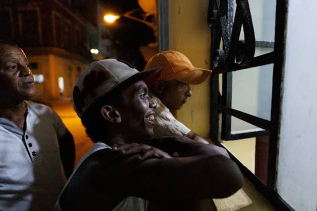 CUBA-HAVANA SOCIAL CRISIS AND WORLD CUP HAVANA, CUBA - JUNE 16, 2026: A group of passionate football fans look through a window to watch the World Cup match between Argentina and Algeria in Havana, Cuba, on June 16, 2026. (Photo by Pablo Miranzo JNA Press via Nexpher Images) HAVANA