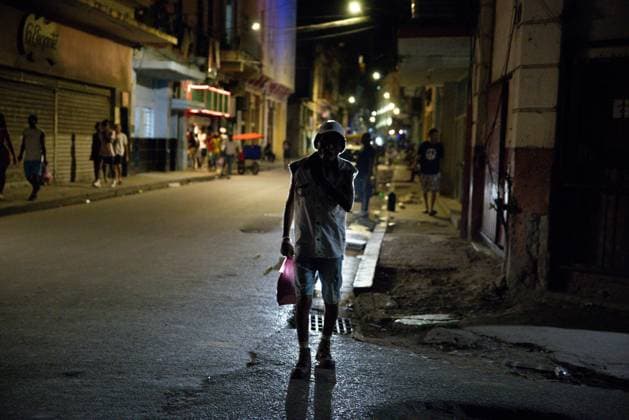 CUBA-HAVANA SOCIAL CRISIS AND WORLD CUP HAVANA, CUBA - JUNE 16, 2026: A pedestrian walks down a dark street in Central Havana where only a few areas are illuminated, highlighting the daily infrastructure failures in Havana, Cuba, on June 16, 2026. The systemic collapse of the electrical grid continues to subject the municipality s residents to severe, recurring night blackouts. (Photo by Pablo Miranzo JNA Press via Nexpher Images) HAVANA