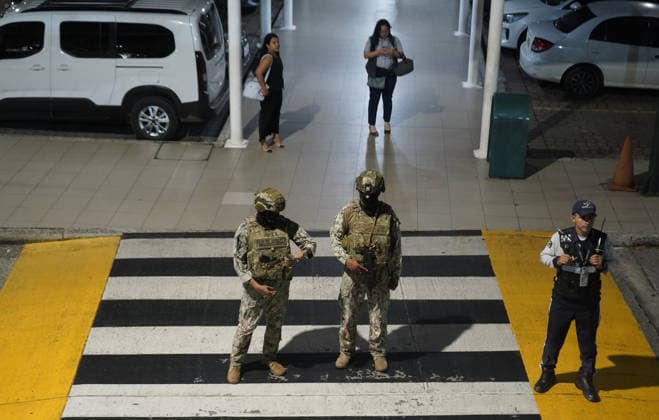 GYE HITMAN ATTACK AT GUAYAQUIL AIRPORT, Wednesday, June 17, 2026 An armed attack took place this afternoon at the José Joaquín de Olmedo Airport in Guayaquil; Preliminary reports indicate that two men were attacked in a hitman-style assault. Photos by César Munoz, API Guayaquil, Guayas, Ecuador. CLJ GYE SICARIATOAEROPUERTO 69aafe7aba91a7e145856ad0e50e7764,detected_source_language Copyright: xCÃ sarxMunozx