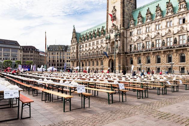 Deutschland, Hamburg, Rathausmarkt, Hamburger Rathaus, Schachturnier, Rechtes Alsterufer gegen Linkes Alsterufer, Linkes Alsterufer gegen Rechtes Alsterufer, größtes Schachturnier der Welt, Weltrekord, Schach, Chess, Chess Tournament, School Chess, Schulschach, Schulschachturnier, Schulschachmeisterschaft, Freiluftveranstaltung, Open-Air-Schachturnier, Rathausplatz, Innenstadt Hamburg, öffentliche Veranstaltung, Großveranstaltung, Tradition, Hamburger Tradition, Stadtleben, Eventfotografie, Dokumentarfotografie, Editorial Photography, Urban Photography, Reportagefotografie, Kulturveranstaltung, Bildung, Strategie, Denksport, Intelligenzspiel, Schachbretter, Schachfiguren, Spielfeld, Spielvorbereitung, Aufbau, Organisation, lange Tischre Copyright: xStefanxTrochax
