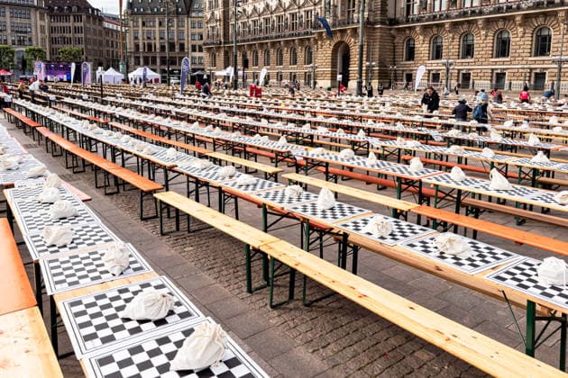 Deutschland, Hamburg, Rathausmarkt, Hamburger Rathaus, Schachturnier, Rechtes Alsterufer gegen Linkes Alsterufer, Linkes Alsterufer gegen Rechtes Alsterufer, größtes Schachturnier der Welt, Weltrekord, Schach, Chess, Chess Tournament, School Chess, Schulschach, Schulschachturnier, Schulschachmeisterschaft, Freiluftveranstaltung, Open-Air-Schachturnier, Rathausplatz, Innenstadt Hamburg, öffentliche Veranstaltung, Großveranstaltung, Tradition, Hamburger Tradition, Stadtleben, Eventfotografie, Dokumentarfotografie, Editorial Photography, Urban Photography, Reportagefotografie, Kulturveranstaltung, Bildung, Strategie, Denksport, Intelligenzspiel, Schachbretter, Schachfiguren, Spielfeld, Spielvorbereitung, Aufbau, Organisation, lange Tischre Copyright: xStefanxTrochax