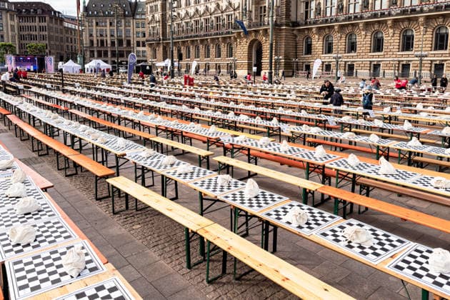 Deutschland, Hamburg, Rathausmarkt, Hamburger Rathaus, Schachturnier, Rechtes Alsterufer gegen Linkes Alsterufer, Linkes Alsterufer gegen Rechtes Alsterufer, größtes Schachturnier der Welt, Weltrekord, Schach, Chess, Chess Tournament, School Chess, Schulschach, Schulschachturnier, Schulschachmeisterschaft, Freiluftveranstaltung, Open-Air-Schachturnier, Rathausplatz, Innenstadt Hamburg, öffentliche Veranstaltung, Großveranstaltung, Tradition, Hamburger Tradition, Stadtleben, Eventfotografie, Dokumentarfotografie, Editorial Photography, Urban Photography, Reportagefotografie, Kulturveranstaltung, Bildung, Strategie, Denksport, Intelligenzspiel, Schachbretter, Schachfiguren, Spielfeld, Spielvorbereitung, Aufbau, Organisation, lange Tischre Copyright: xStefanxTrochax